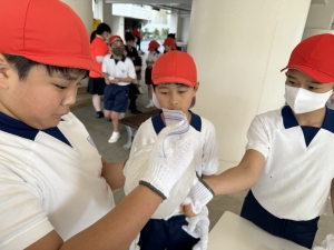 沖縄カトリック高校１年生と５年生の交流会の写真